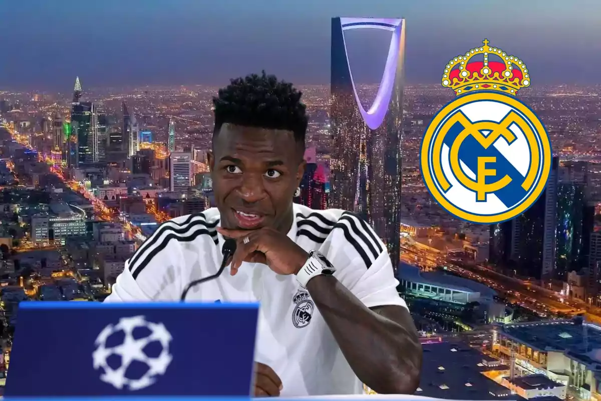 Un jugador de fútbol en una conferencia de prensa con el logo del Real Madrid y un paisaje urbano de fondo.