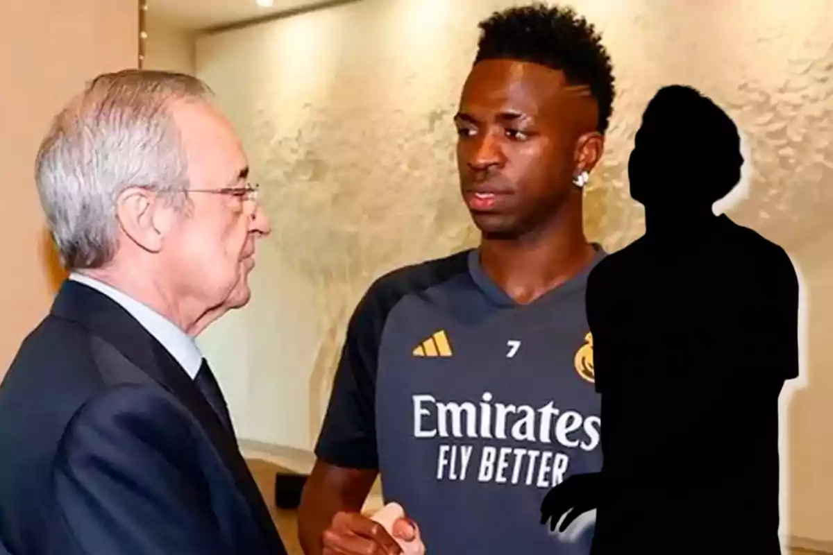 Un hombre de traje estrecha la mano de un jugador de fútbol con camiseta del Real Madrid, mientras una silueta negra se superpone a la imagen.