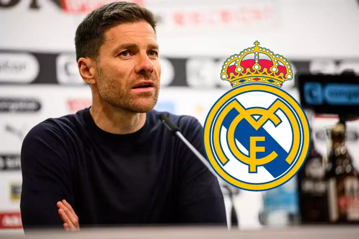 Un hombre en una conferencia de prensa con el logo del Real Madrid superpuesto.