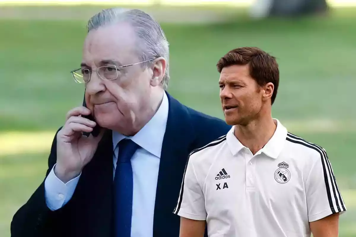 Un hombre mayor con gafas y traje habla por teléfono mientras otro hombre más joven con camiseta deportiva blanca del Real Madrid está de pie a su lado sobre un fondo verde desenfocado