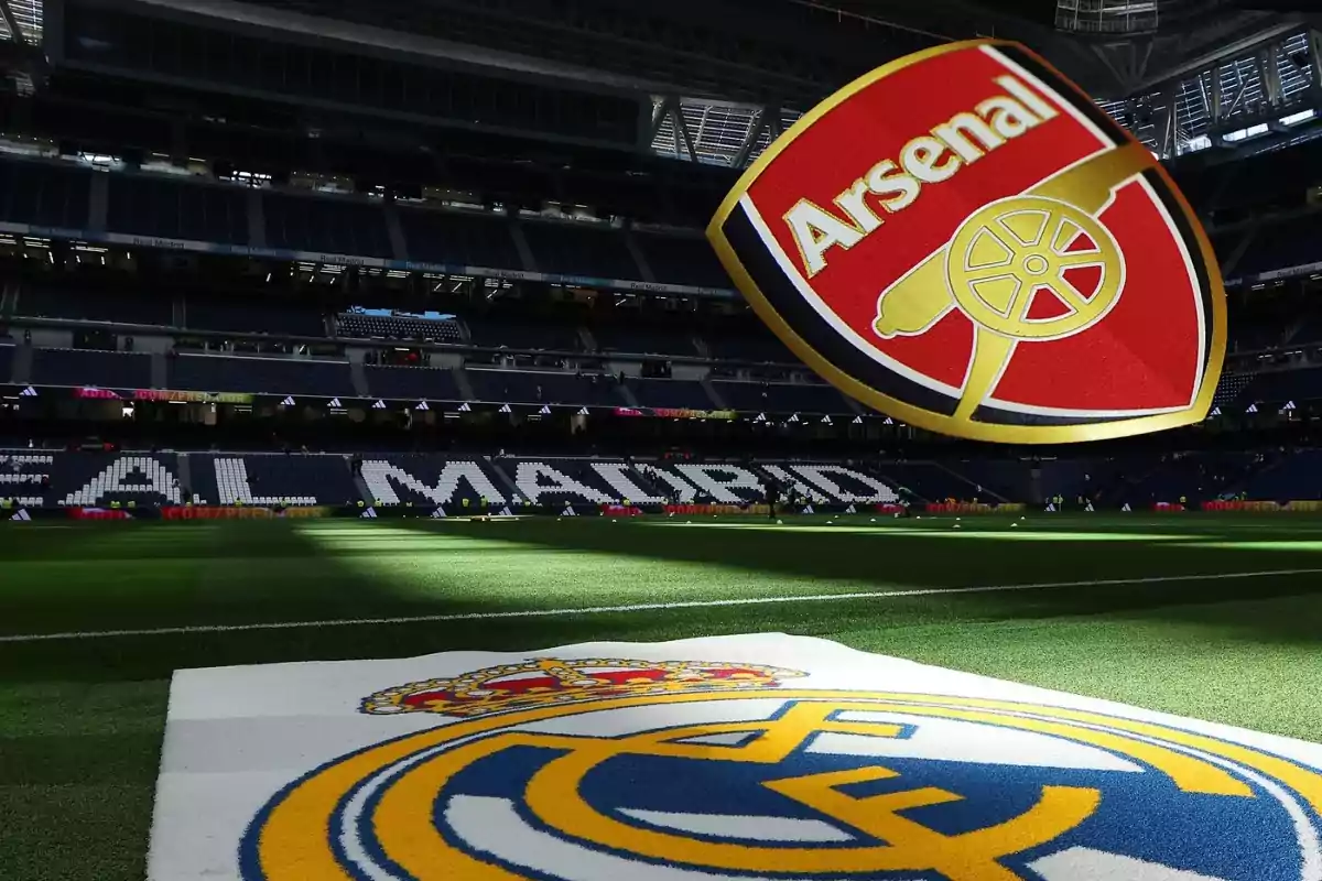 Escudos del Real Madrid y del Arsenal en el Santiago Bernabeu