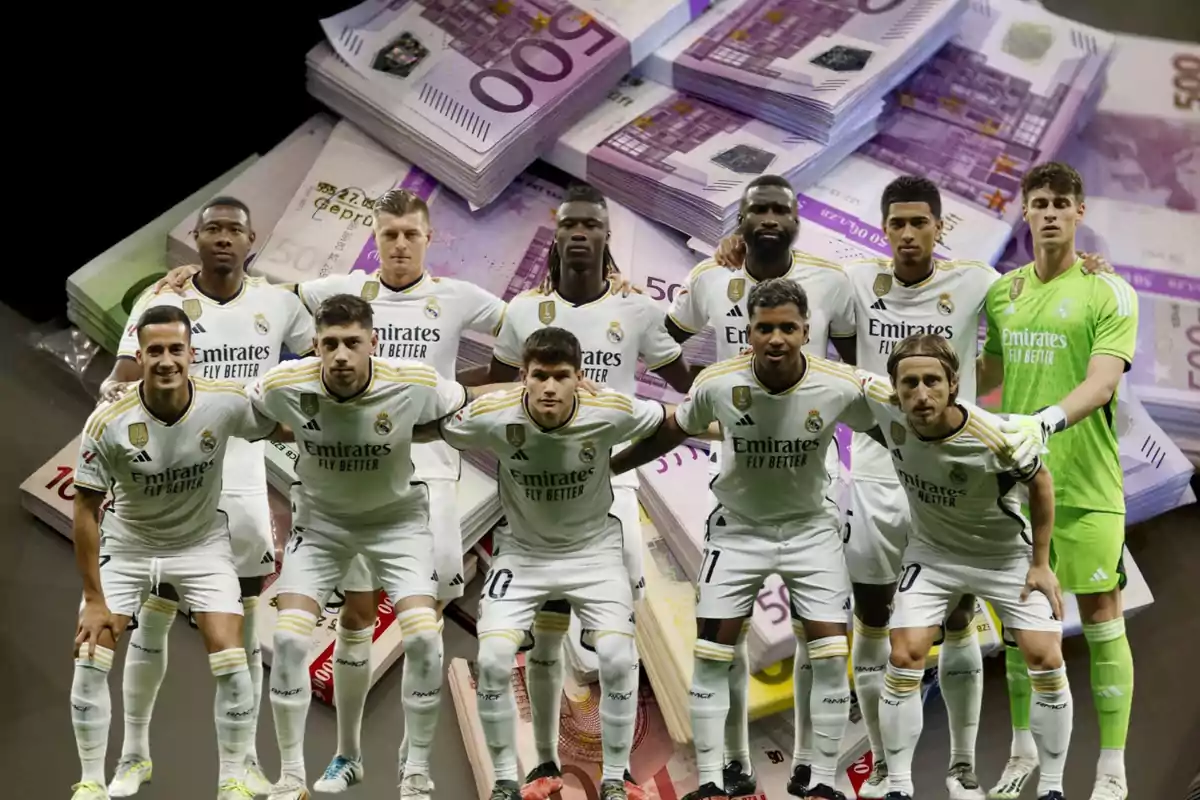 Jugadores de fútbol posando en uniforme blanco frente a una pila de billetes de euro.