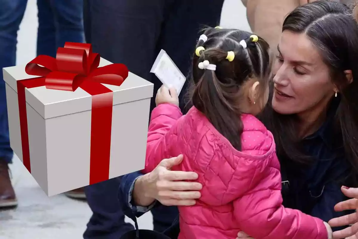 Una mujer se agacha para hablar con una niña que lleva una chaqueta rosa y sostiene un papel, mientras un gráfico de un regalo con lazo rojo aparece en la imagen.