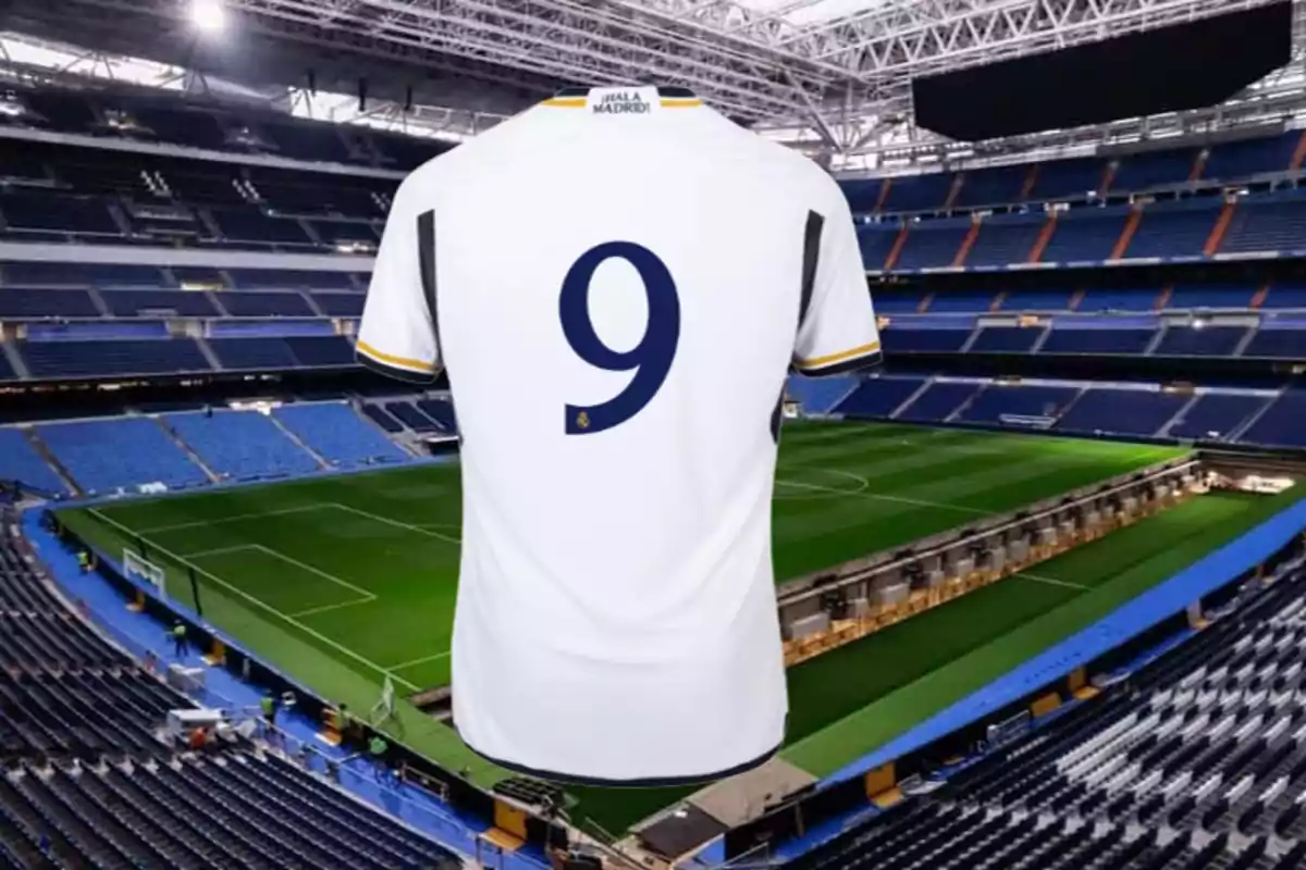 Camiseta blanca con el número 9 en la espalda, con el texto "¡Hala Madrid!" en el cuello, en un estadio de fútbol vacío.