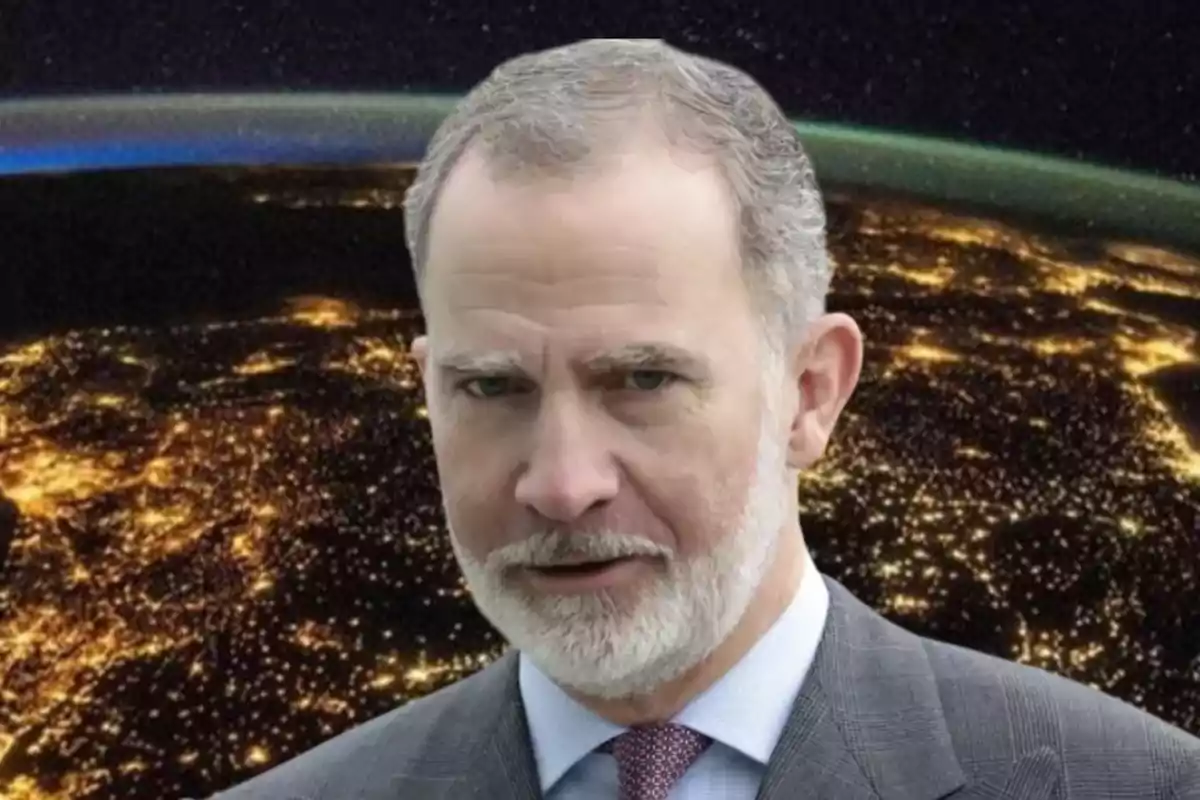Un hombre con barba y traje aparece superpuesto sobre una imagen de la Tierra iluminada desde el espacio.