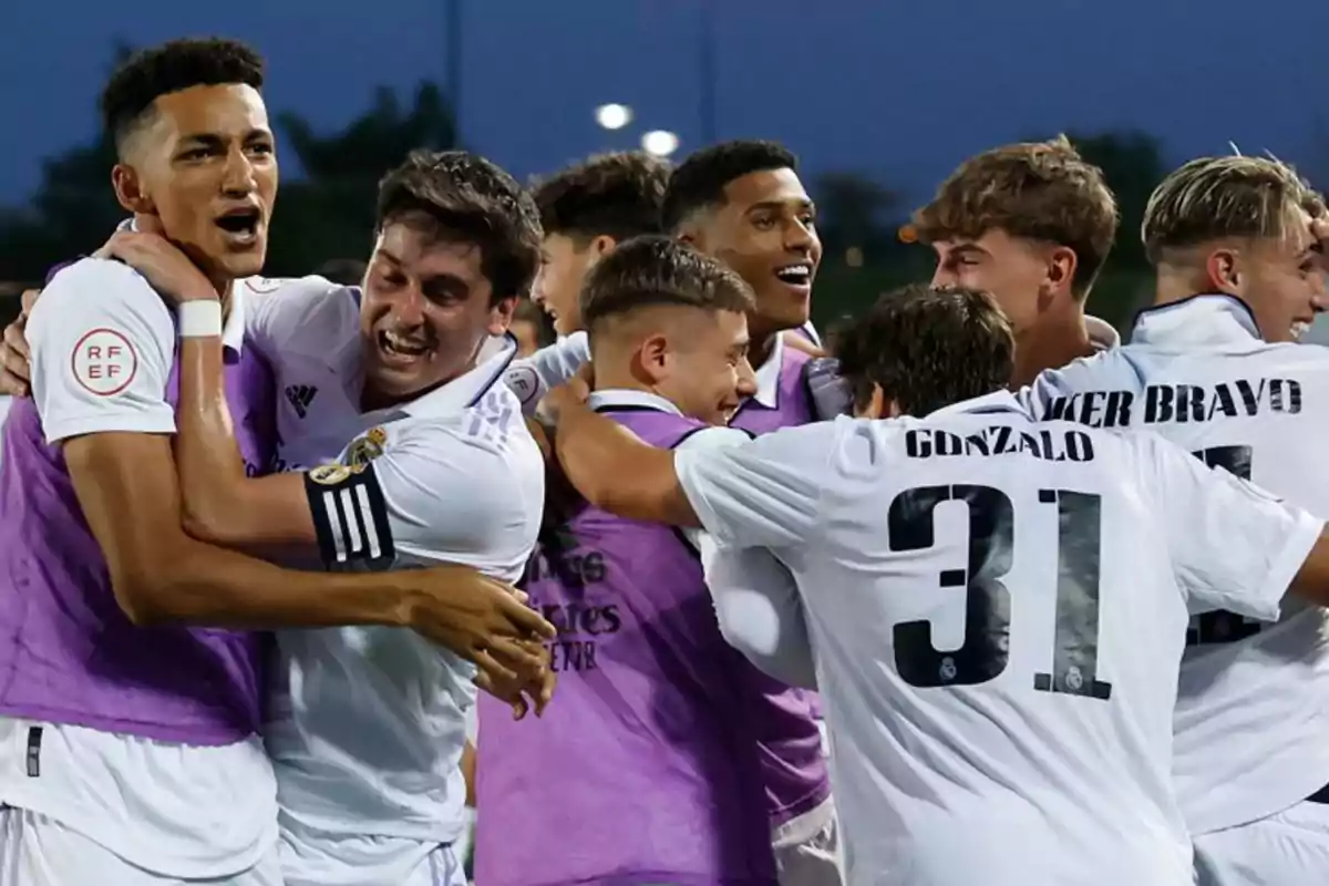 Jugadores de fútbol celebrando juntos en el campo.