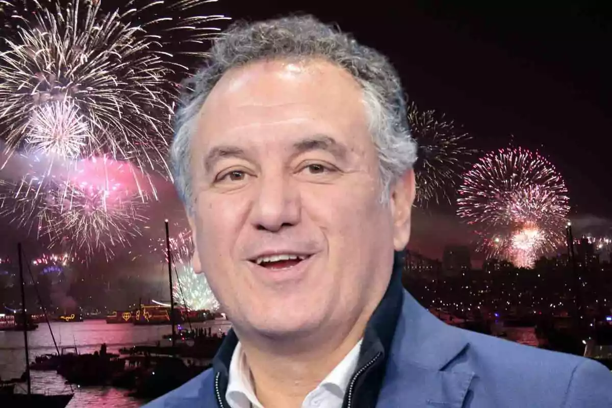 Hombre sonriente con fuegos artificiales de fondo en una celebración nocturna.