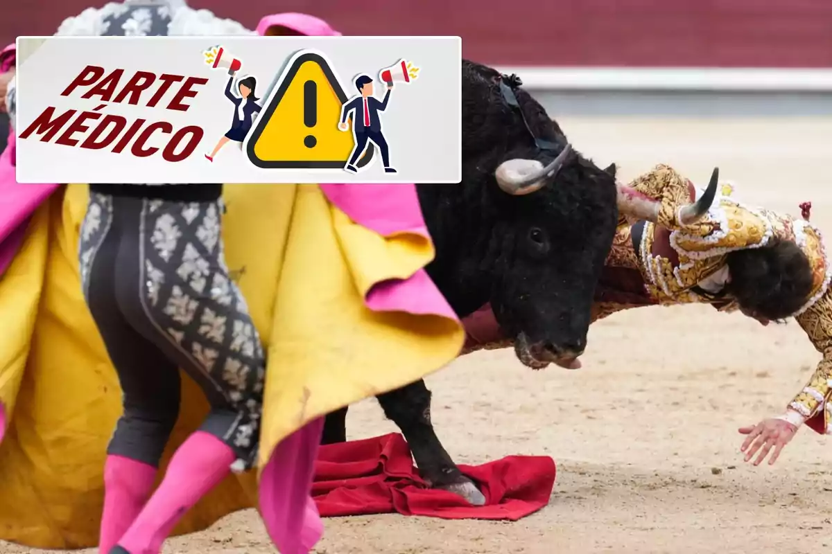 Un torero es embestido por un toro en una plaza mientras otro torero sostiene un capote amarillo y rosa.