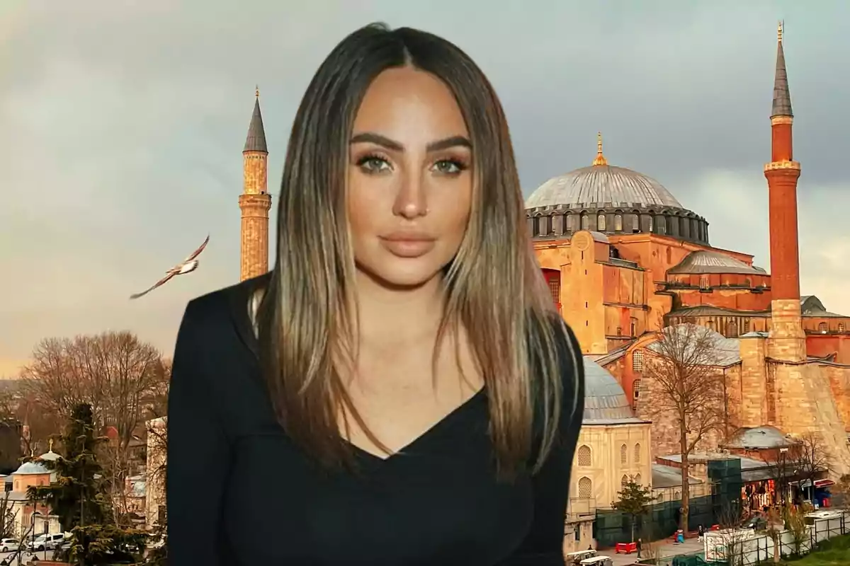 Una mujer con cabello largo y lacio frente a la Hagia Sophia en Estambul.