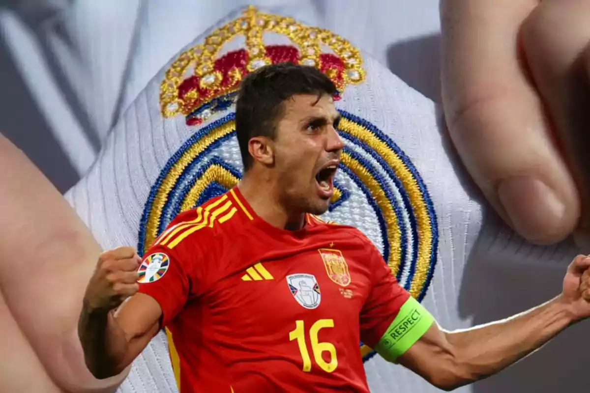 Jugador de fútbol con la camiseta de la selección española celebrando, con el escudo del Real Madrid de fondo.