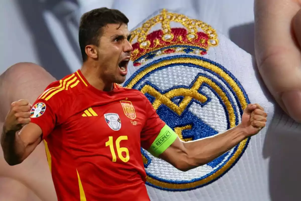 Jugador de fútbol con la camiseta de la selección española celebrando frente al escudo del Real Madrid.