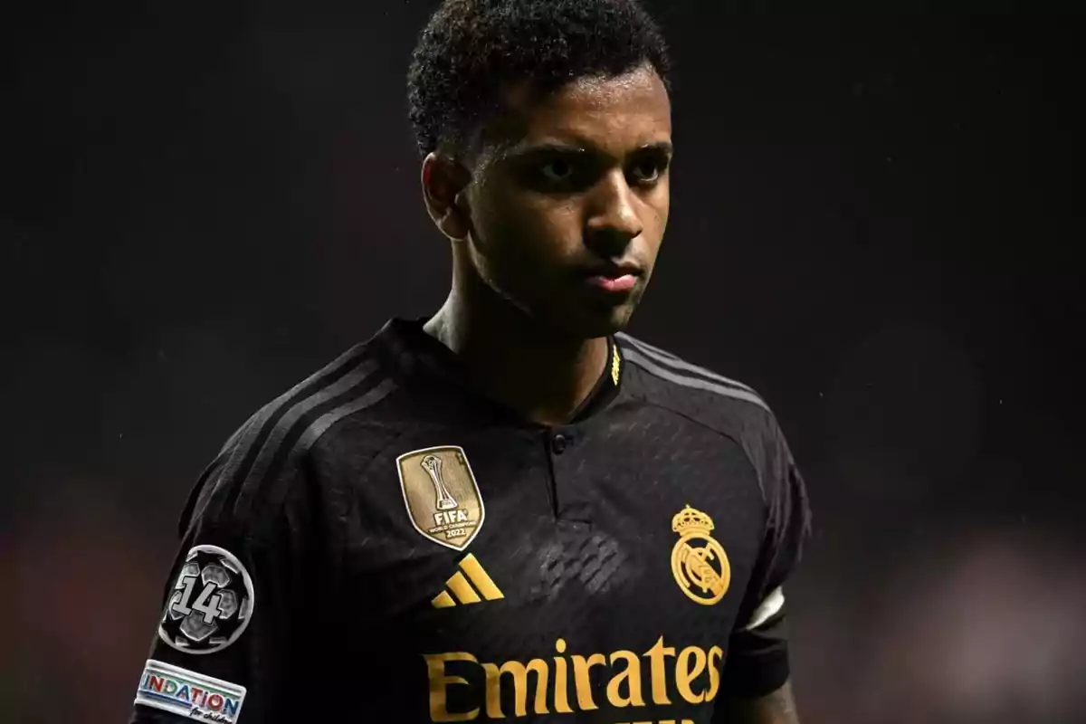 Un jugador de fútbol con el uniforme negro del Real Madrid.