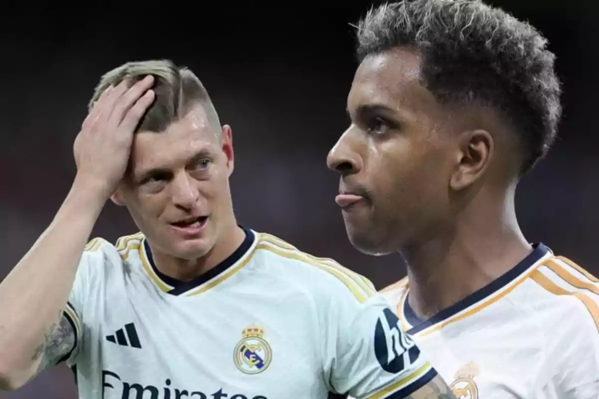 Dos jugadores de fútbol del Real Madrid con expresiones serias durante un partido.