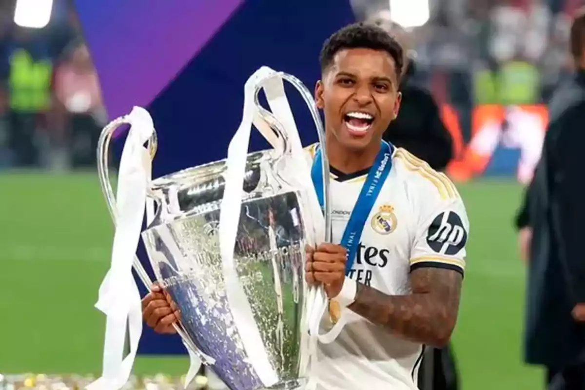 Rodrygo Goes sujetando el trofeo del a UEFA Champions League