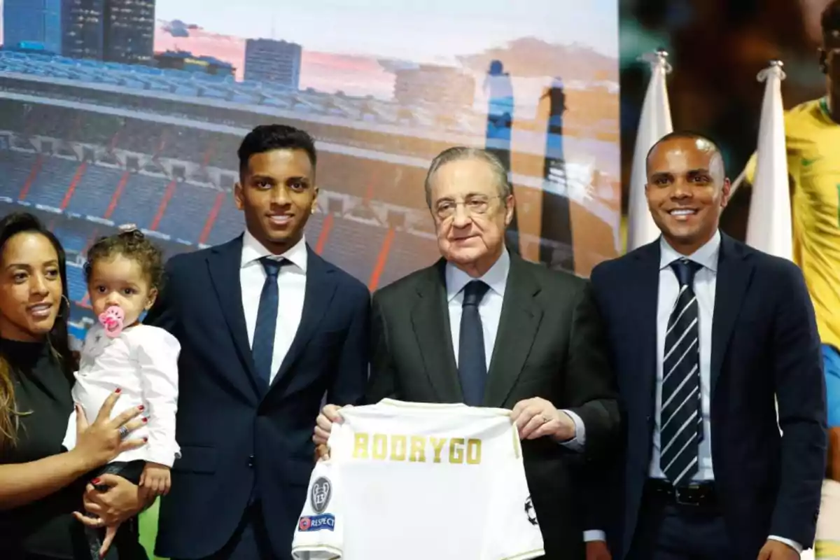 Un grupo de personas posando con una camiseta de fútbol que tiene el nombre 