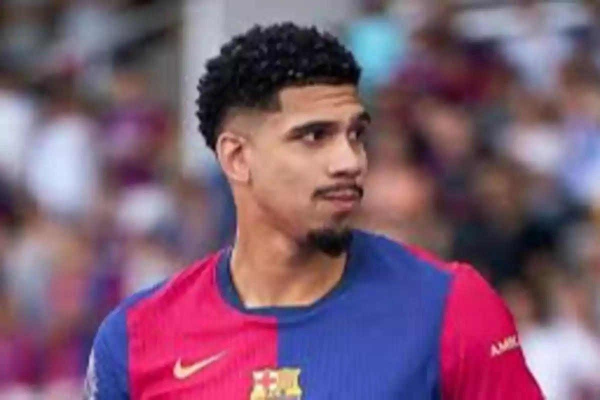 Un jugador de fútbol con la camiseta del FC Barcelona en un estadio.