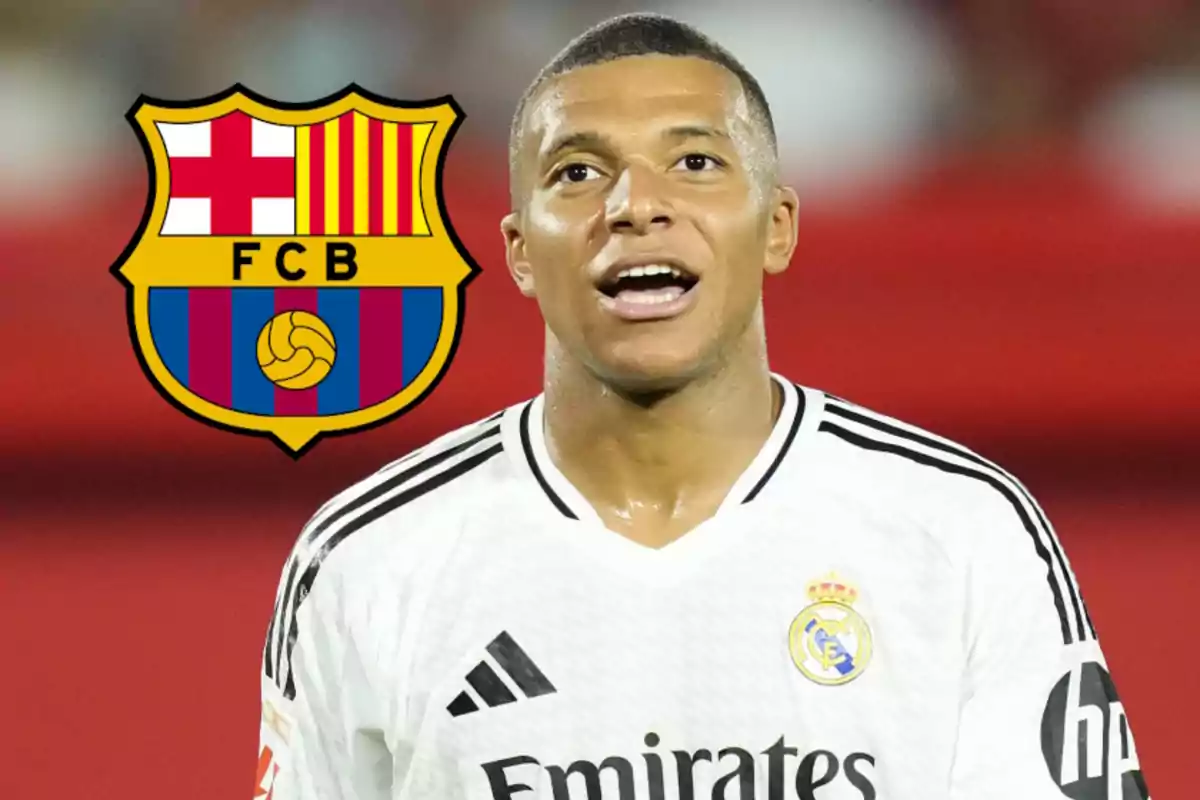 Mbappé y el escudo del FC Barcelona al fondo.