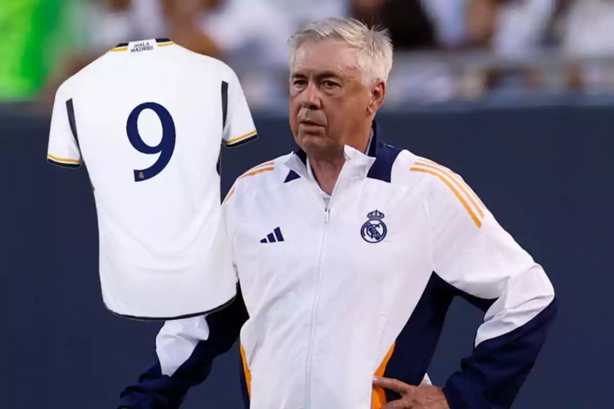 Ancelotti y camiseta con el 9