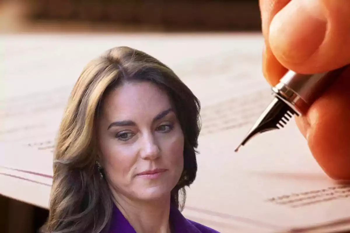 Kate Middleton con rostro serio y de fondo una mano escribiendo una carta