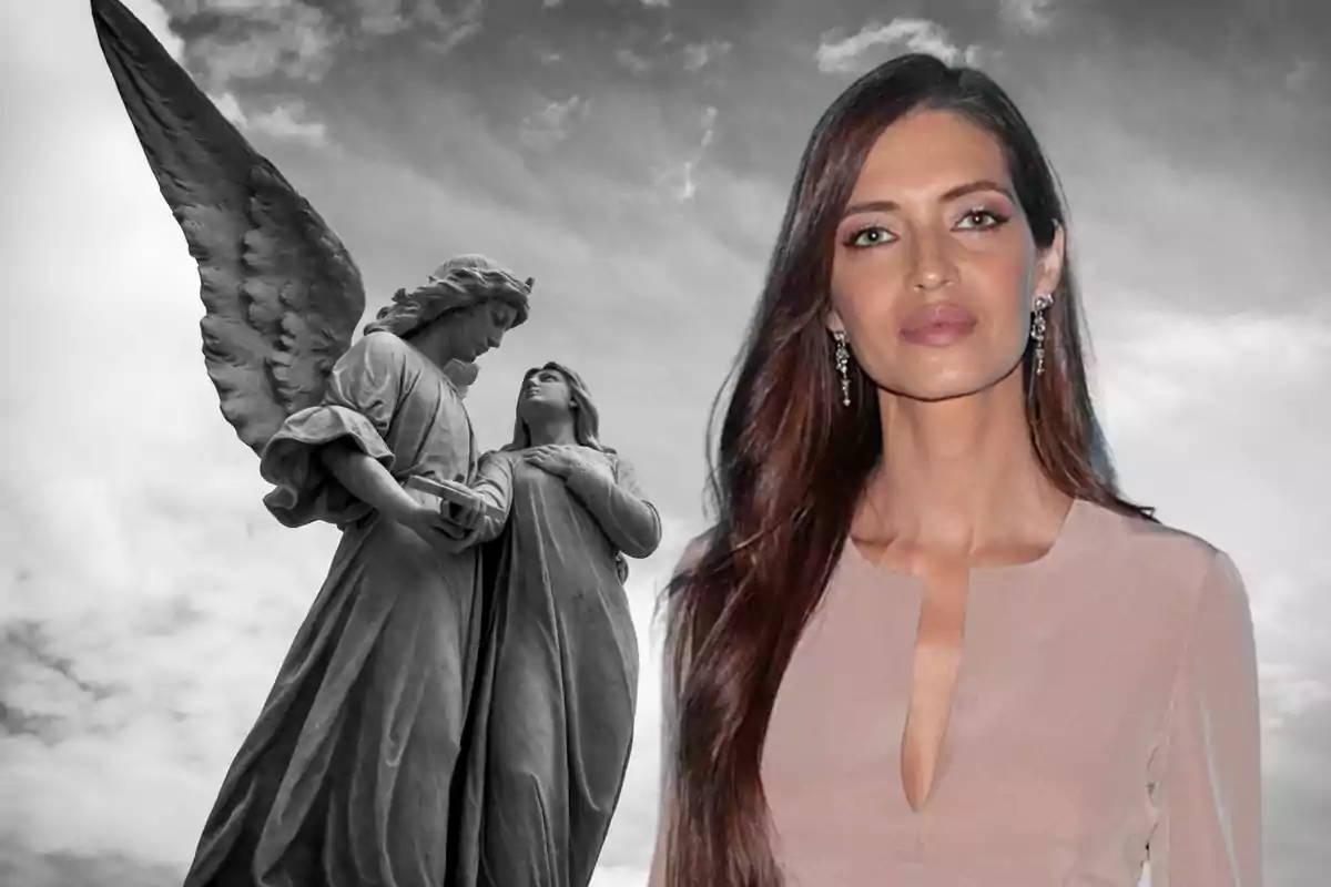 Una mujer con cabello largo y suelto, usando un vestido claro, está superpuesta sobre una imagen en blanco y negro de una estatua de un ángel y una figura humana, con un cielo nublado de fondo.