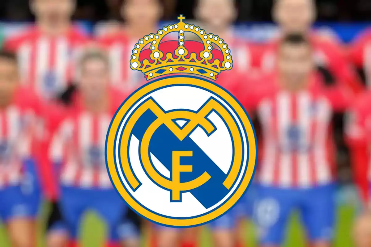 Escudo del Real Madrid superpuesto sobre una imagen borrosa de jugadores con uniformes a rayas rojas y blancas.