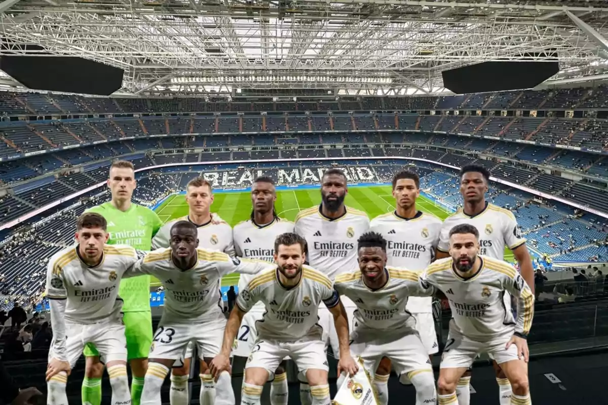 Un equipo de fútbol posando para una foto en un estadio.