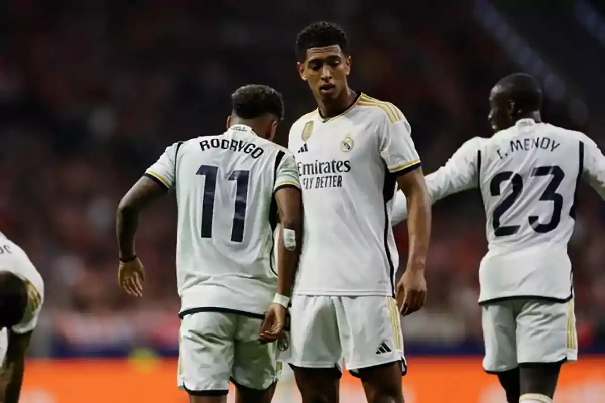 Jugadores del Real Madrid en el campo durante un partido, con los nombres "Rodrygo" y "F. Mendy" visibles en sus camisetas.