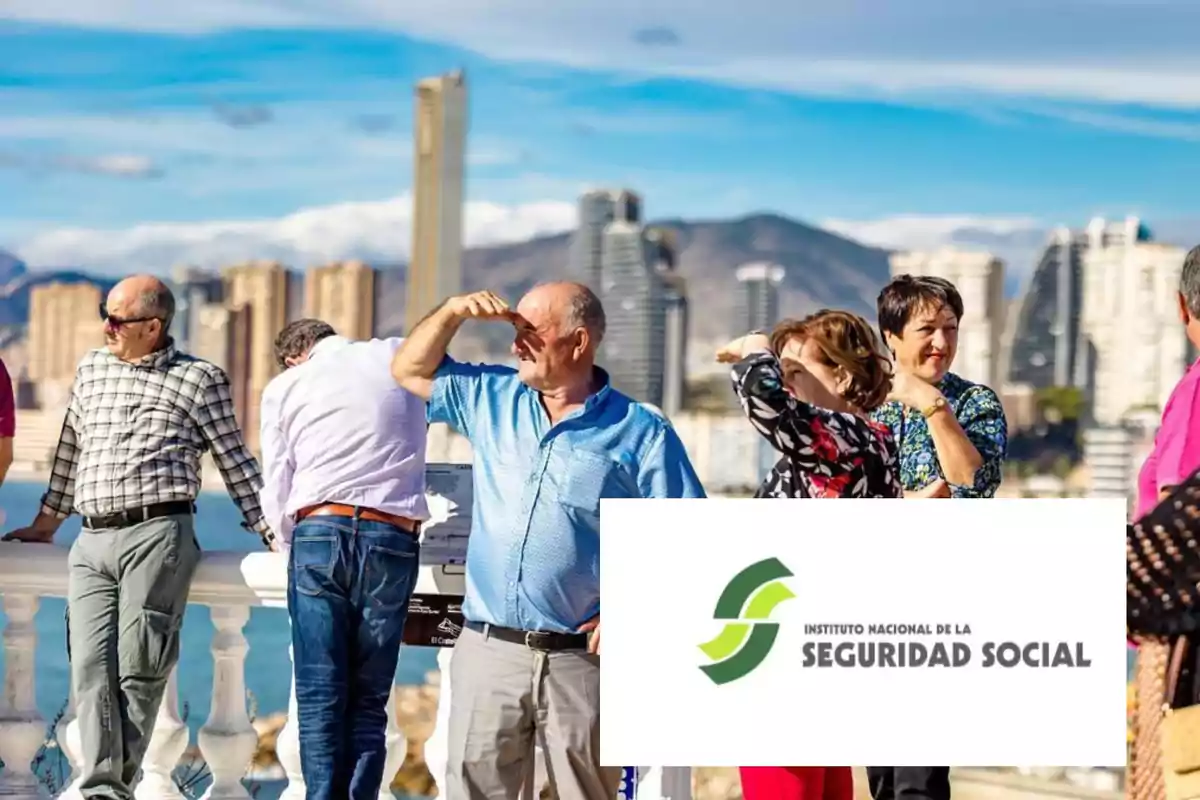 Personas mayores disfrutando de una vista panorámica en una ciudad con edificios altos y el logotipo del Instituto Nacional de la Seguridad Social en primer plano.