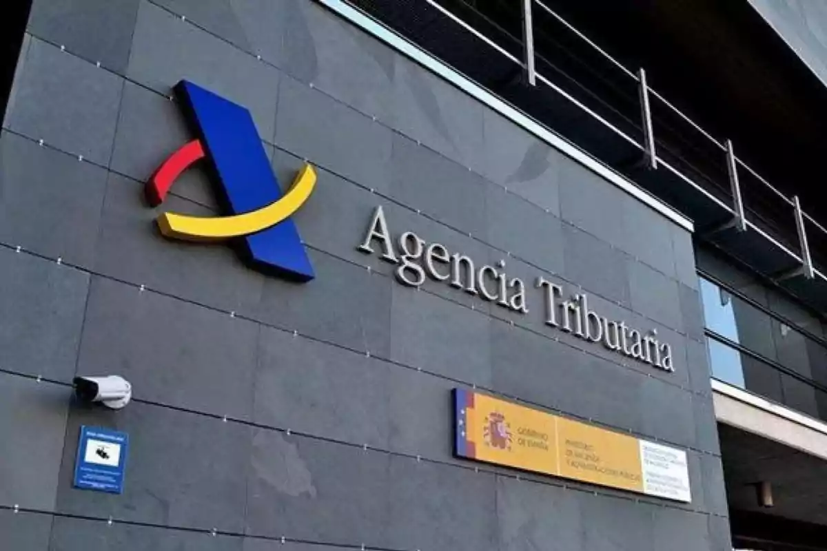 Edificio de la Agencia Tributaria con su logotipo y un cartel del Gobierno de España.