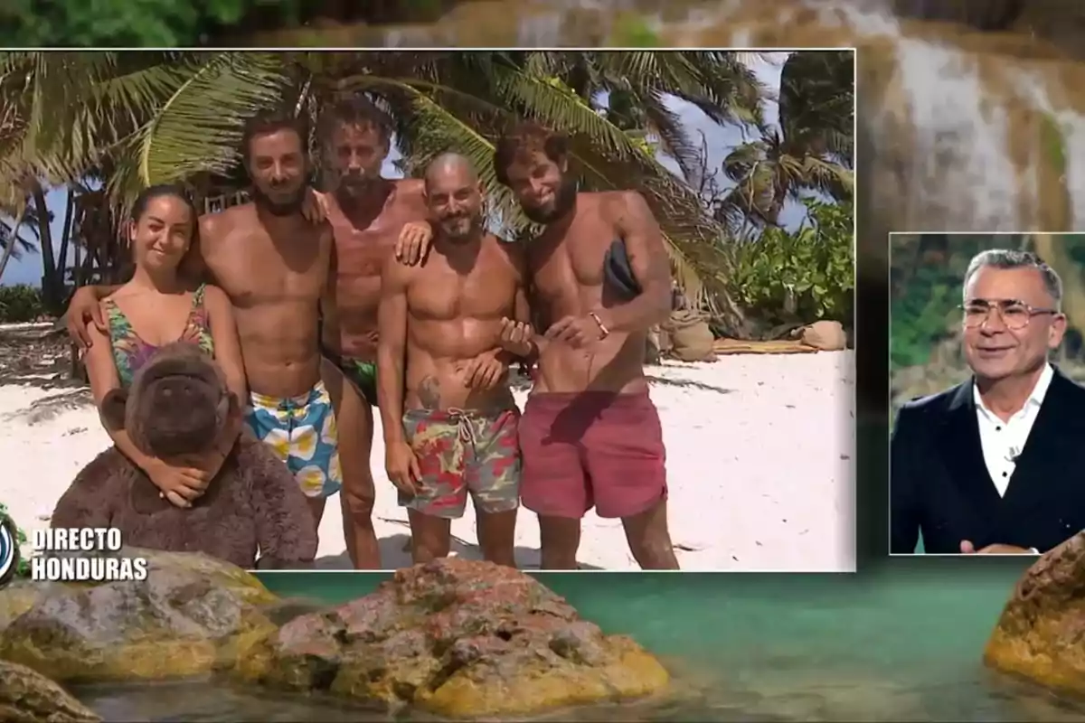 Un grupo de personas en traje de baño posando en la playa junto a una palmera y un peluche grande, con un hombre de traje en un recuadro a la derecha Un grupo de personas en traje de baño posando en la playa junto a una palmera y un peluche grande, con un hombre de traje en un recuadro a la derecha