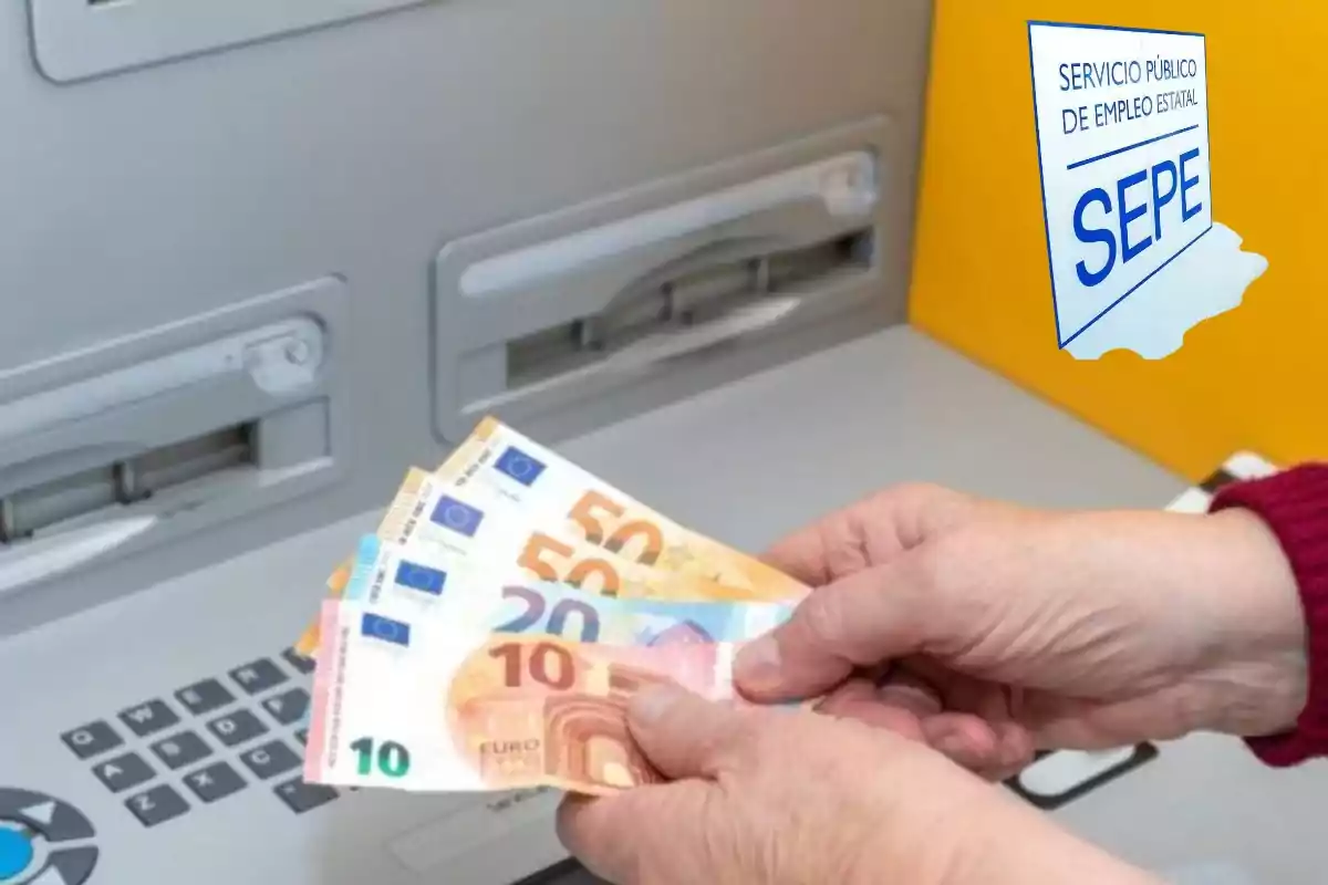 Persona sosteniendo billetes de euro frente a un cajero automático con el logotipo del Servicio Público de Empleo Estatal (SEPE) en el fondo.