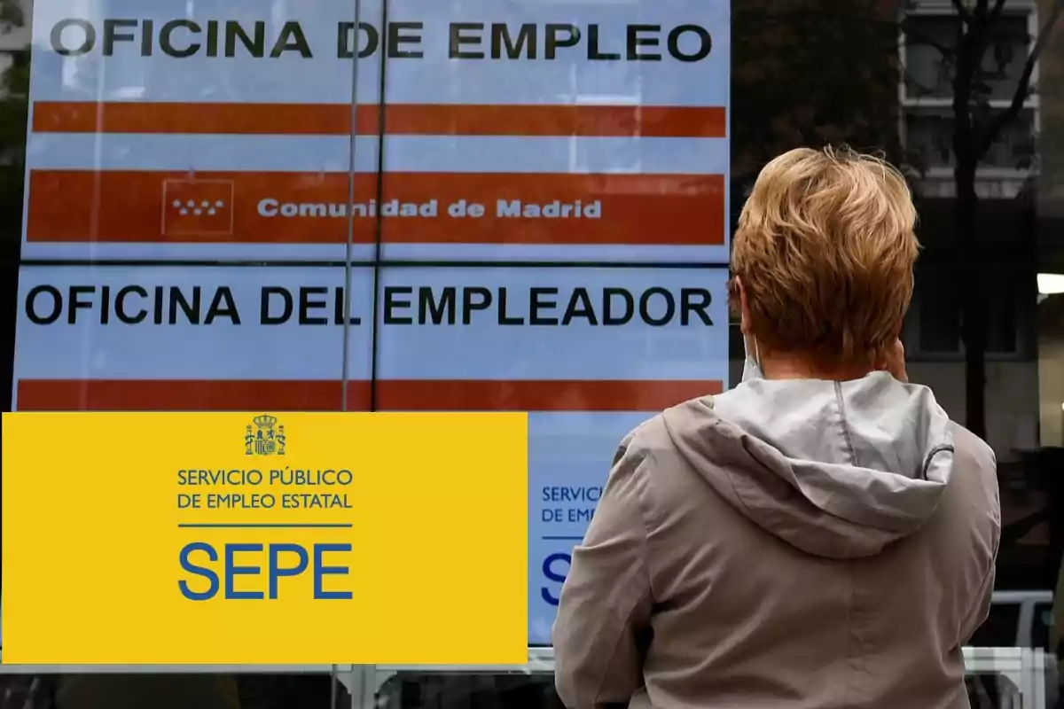 Una persona de espaldas frente a una oficina de empleo de la Comunidad de Madrid, con un cartel del Servicio Público de Empleo Estatal (SEPE) en primer plano.