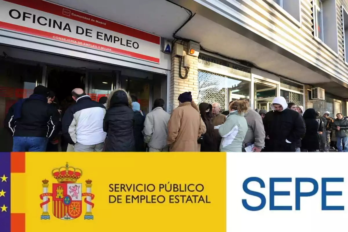 Personas haciendo fila en la entrada de una oficina de empleo en Madrid con el logotipo del Servicio Público de Empleo Estatal (SEPE) en la parte inferior.