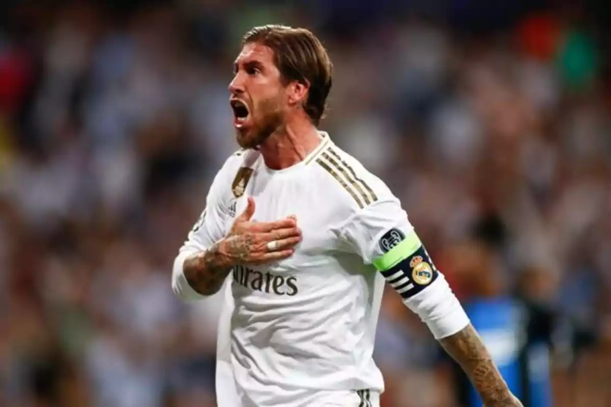 Sergio Ramos celebrando un gol con la camiseta del Real Madrid