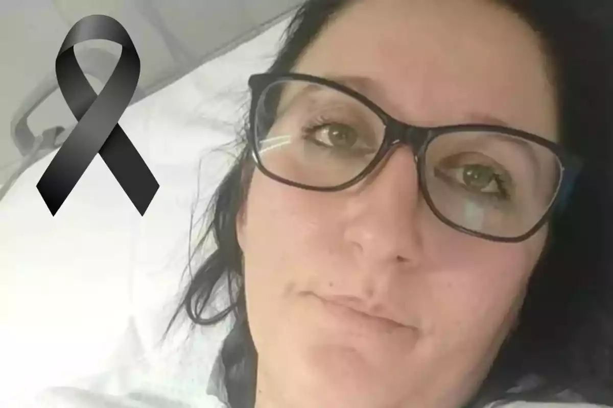 Una persona con gafas está acostada en una cama de hospital y hay un lazo negro en la esquina de la imagen.