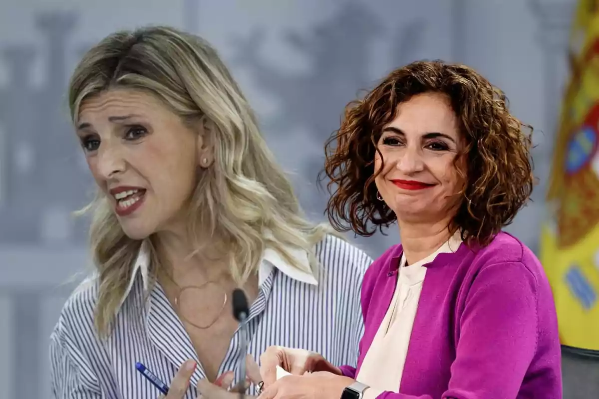 Dos mujeres en una conferencia de prensa, una hablando y la otra sonriendo.