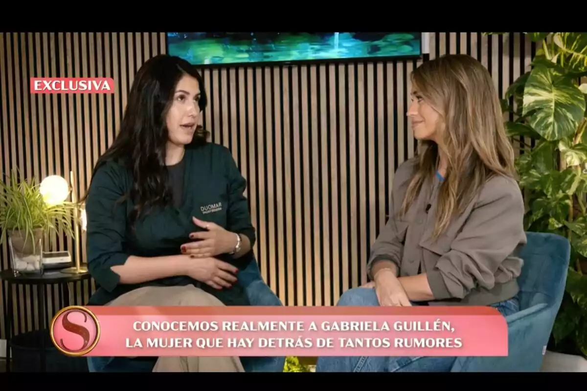 Gabriela Guillén y María Verdoy conversan en 'Socialité' con un letrero que dice 