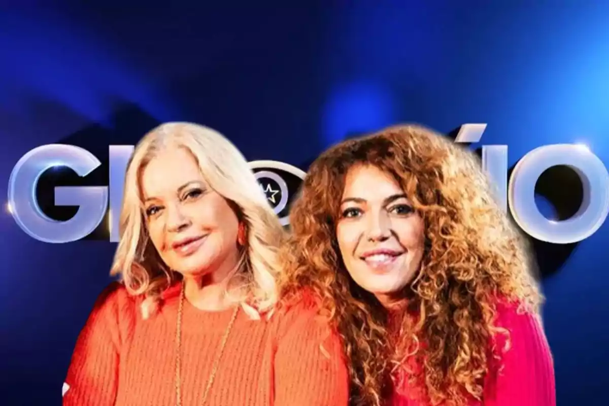 Dos mujeres posan frente a un fondo azul con letras grandes en el fondo.