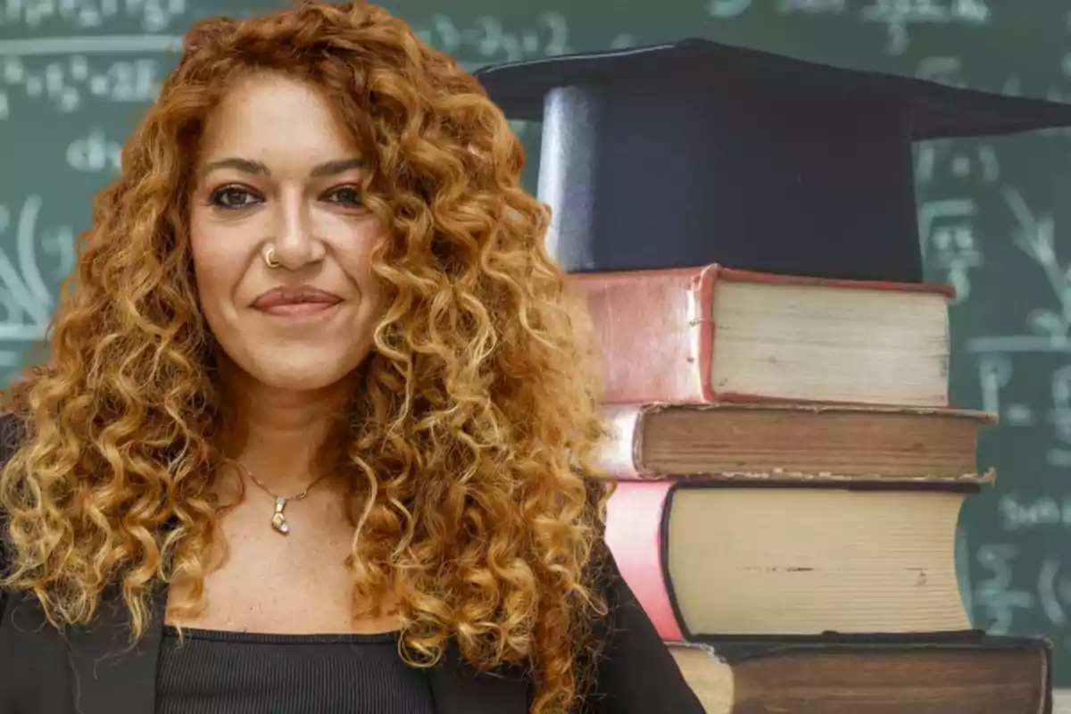 Mujer de cabello rizado frente a una pila de libros con un birrete, con fondo de pizarra.