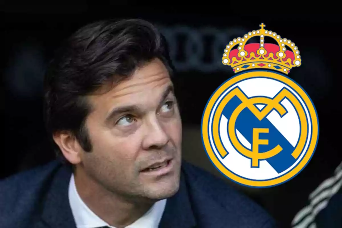 Santi Solari con el logo del Real Madrid a su lado.