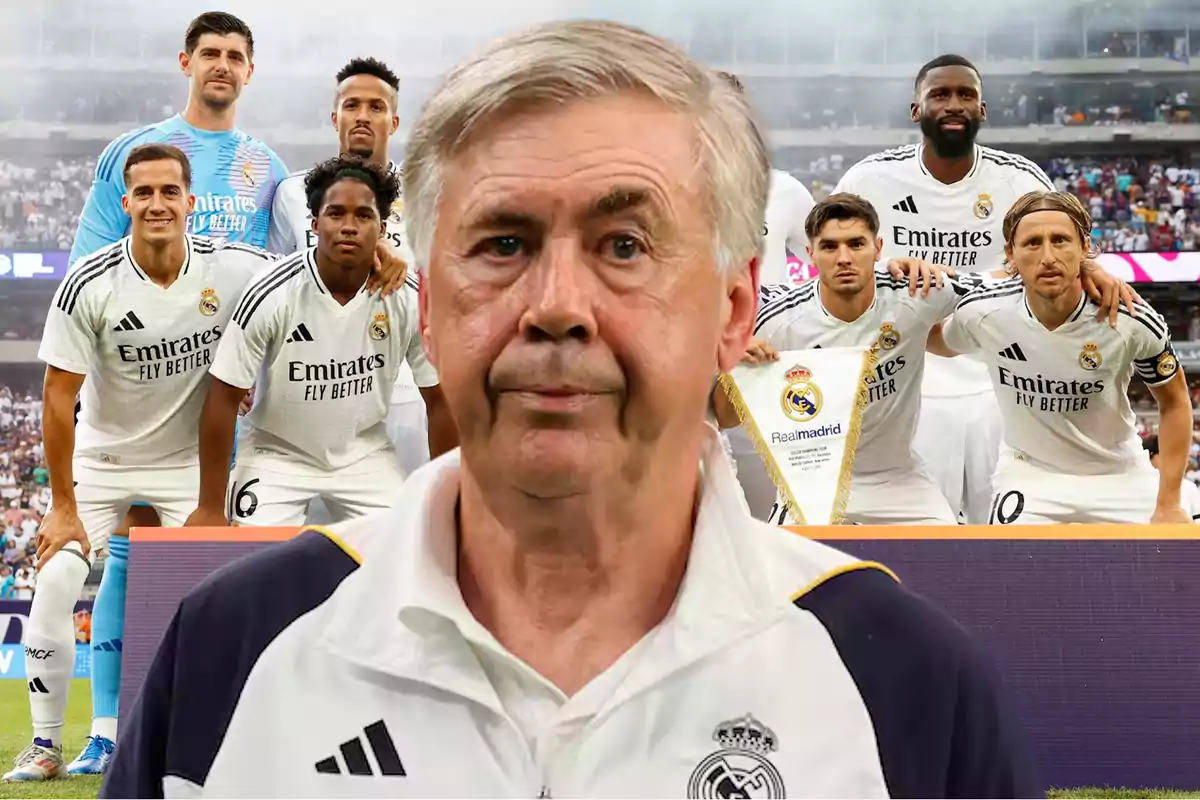 Un grupo de jugadores del Real Madrid posando para una foto en el campo, con Ancelotti en primer plano