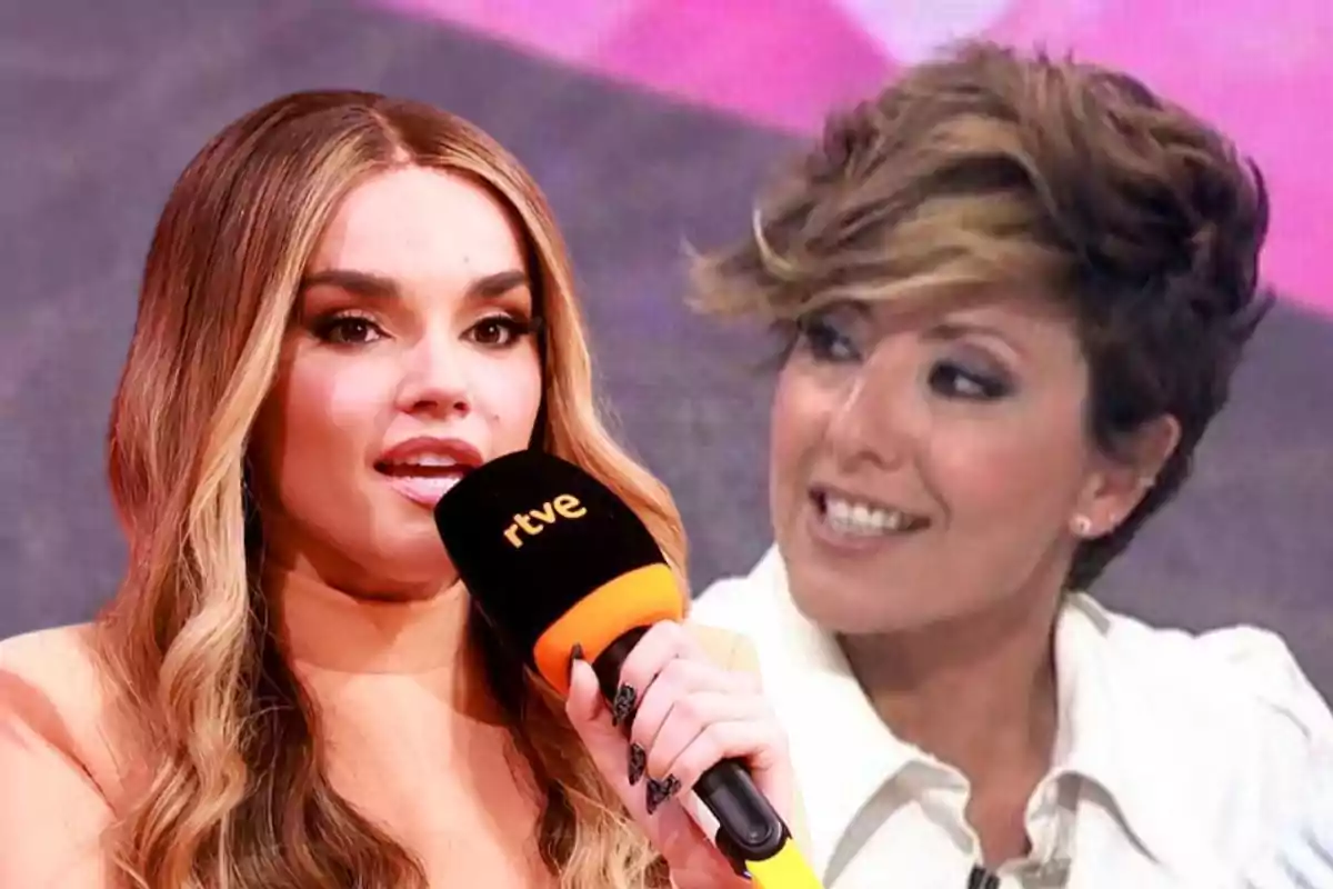 Dos mujeres en un set de televisión una de ellas sostiene un micrófono con el logo de rtve mientras la otra sonríe en el fondo