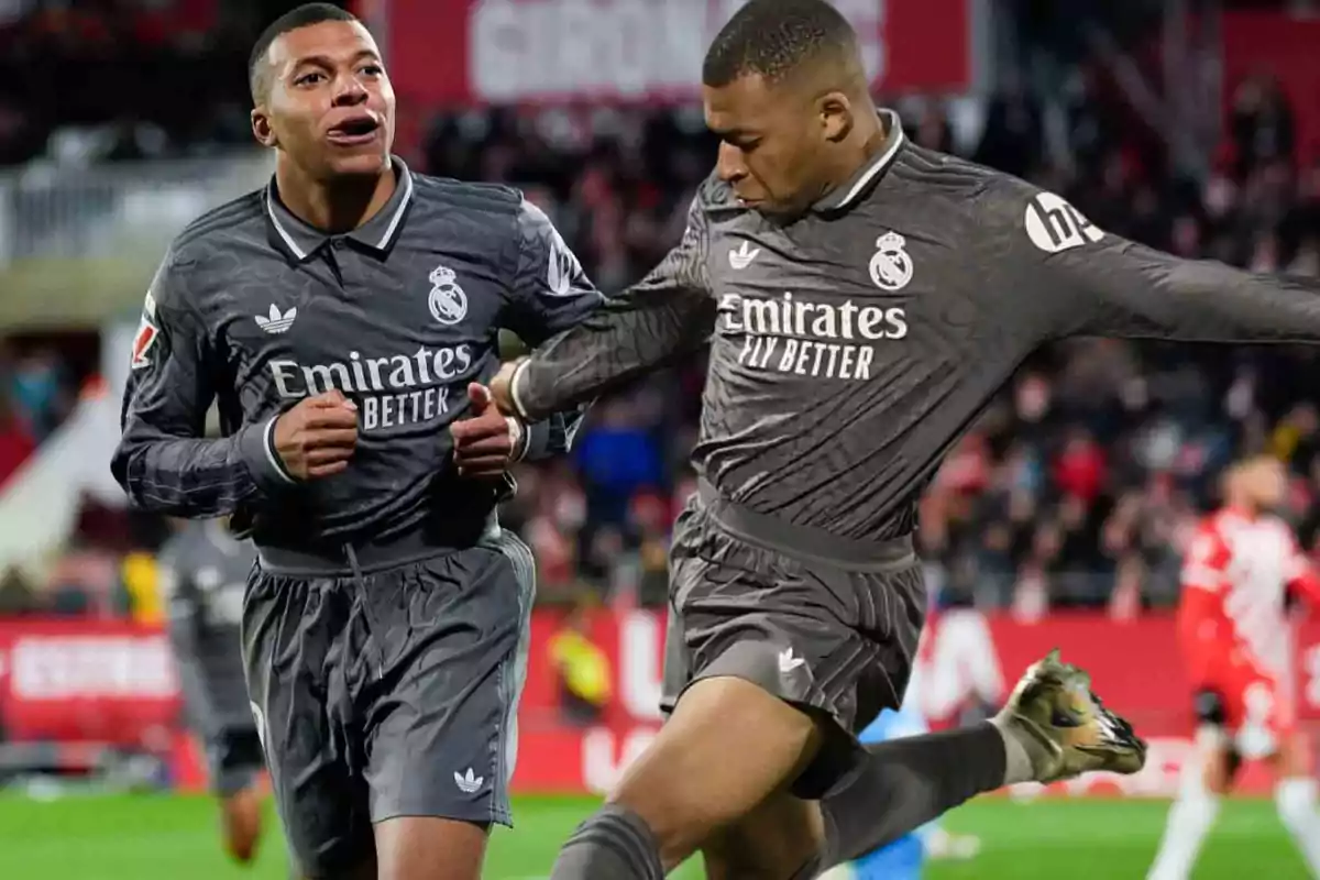 Dos jugadores de fútbol con uniforme gris del Real Madrid en acción durante un partido.