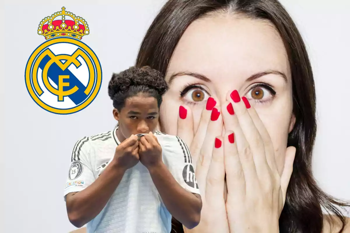 Un joven futbolista con la camiseta del Real Madrid besa el escudo del equipo mientras una mujer con las uñas pintadas de rojo se cubre la boca con las manos en el fondo.