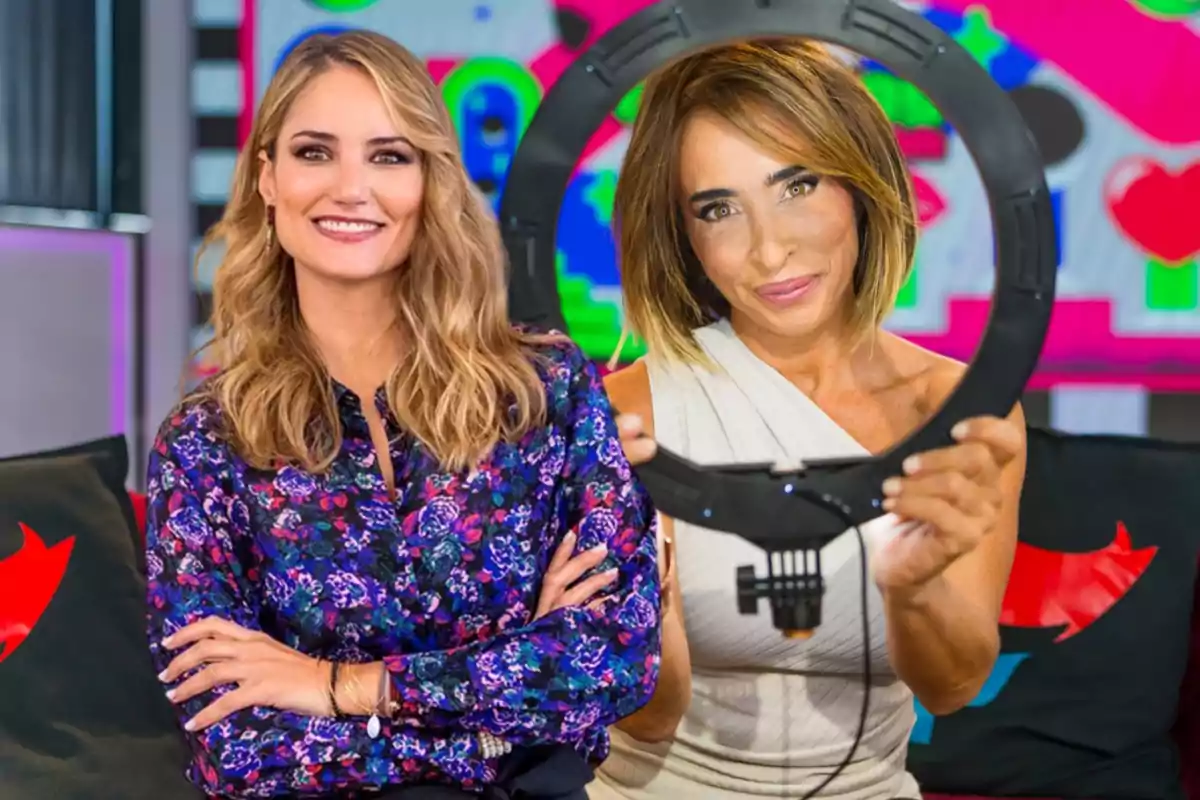 Dos mujeres posan en un estudio colorido, una de ellas sostiene un aro de luz.