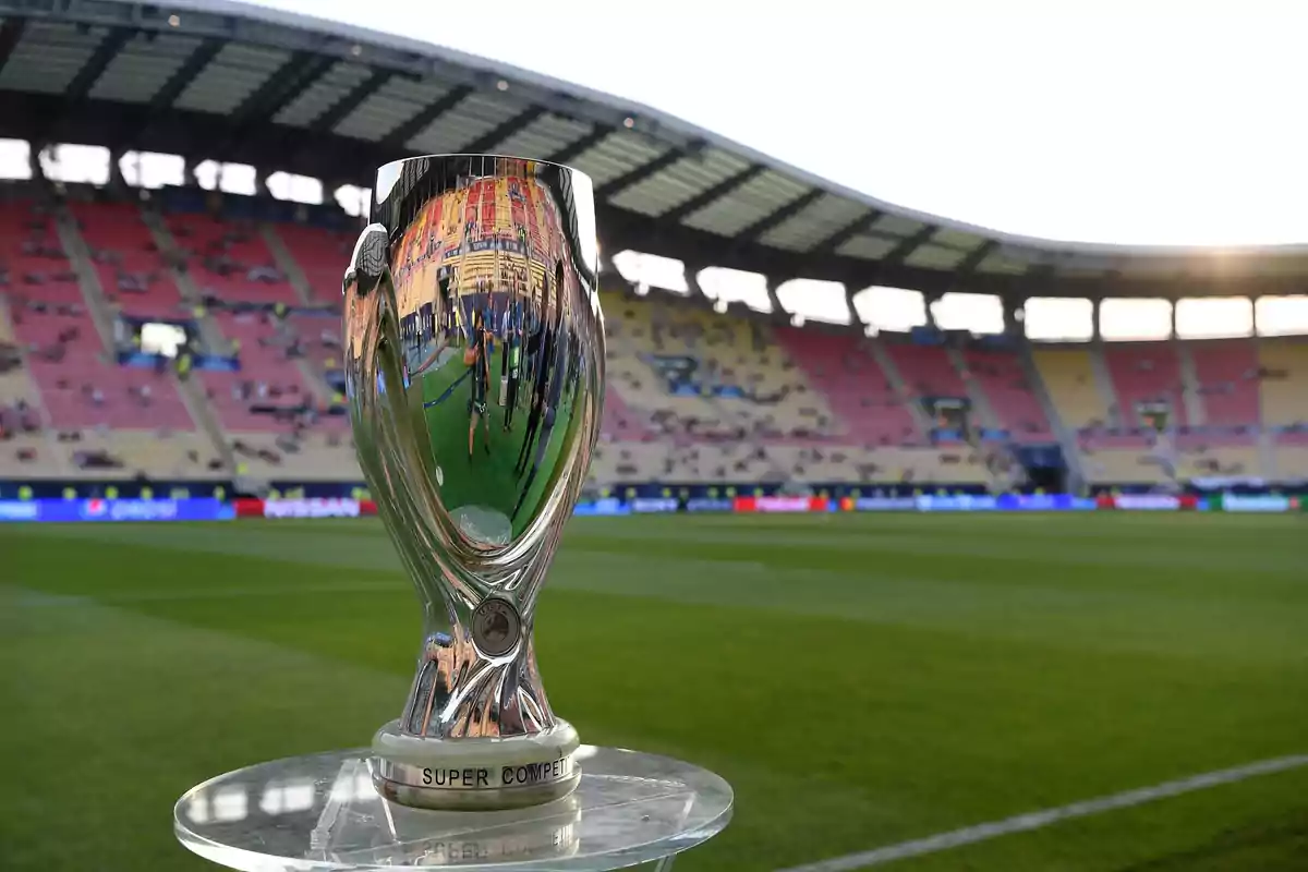 Trofeo de la Supercopa de la UEFA en el campo de fútbol antes de un partido.