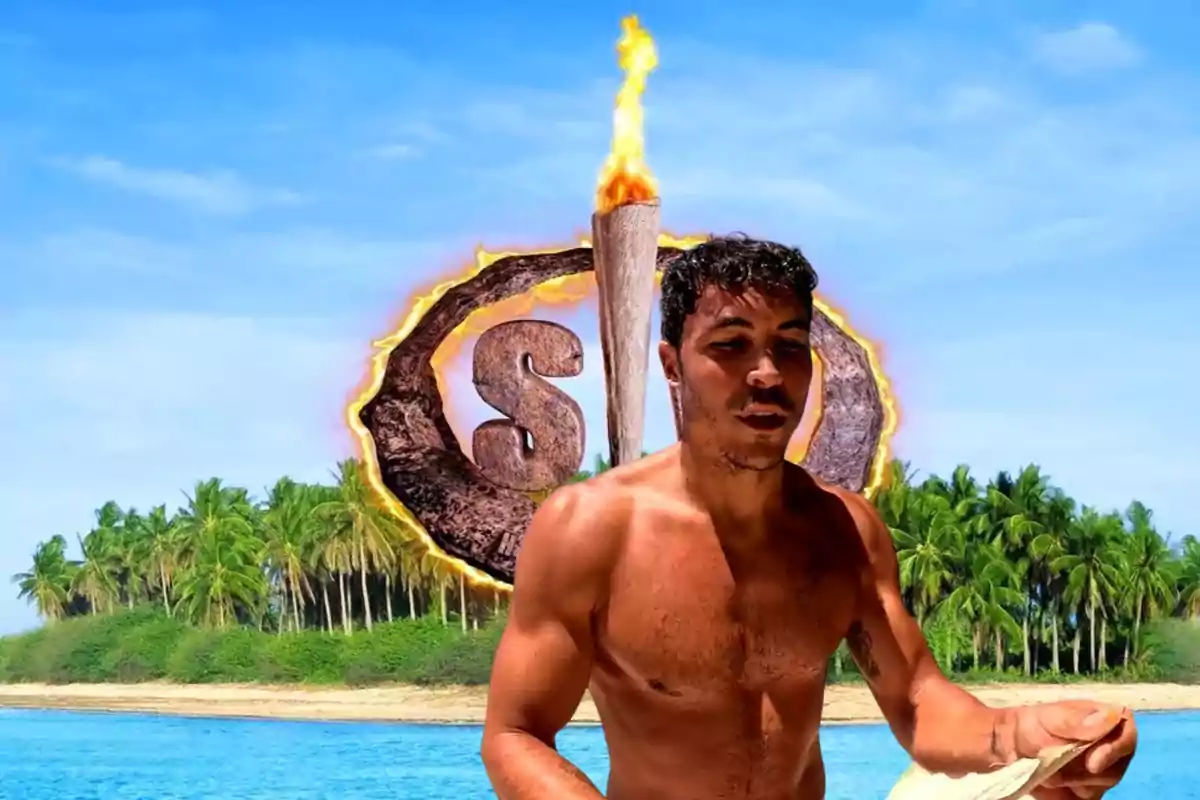 Kiko Jiménez con el torso desnudo leyendo un documento y detrás una isla paradisíaca con el logo del programa 'Supervivientes'
