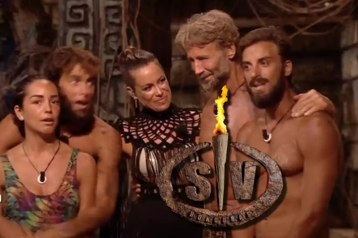 Cinco personas abrazadas en un set de televisión con decoración tribal y el logo de un reality show de supervivencia en primer plano Cinco personas abrazadas en un set de televisión con decoración tribal y el logo de un reality show de supervivencia en primer plano