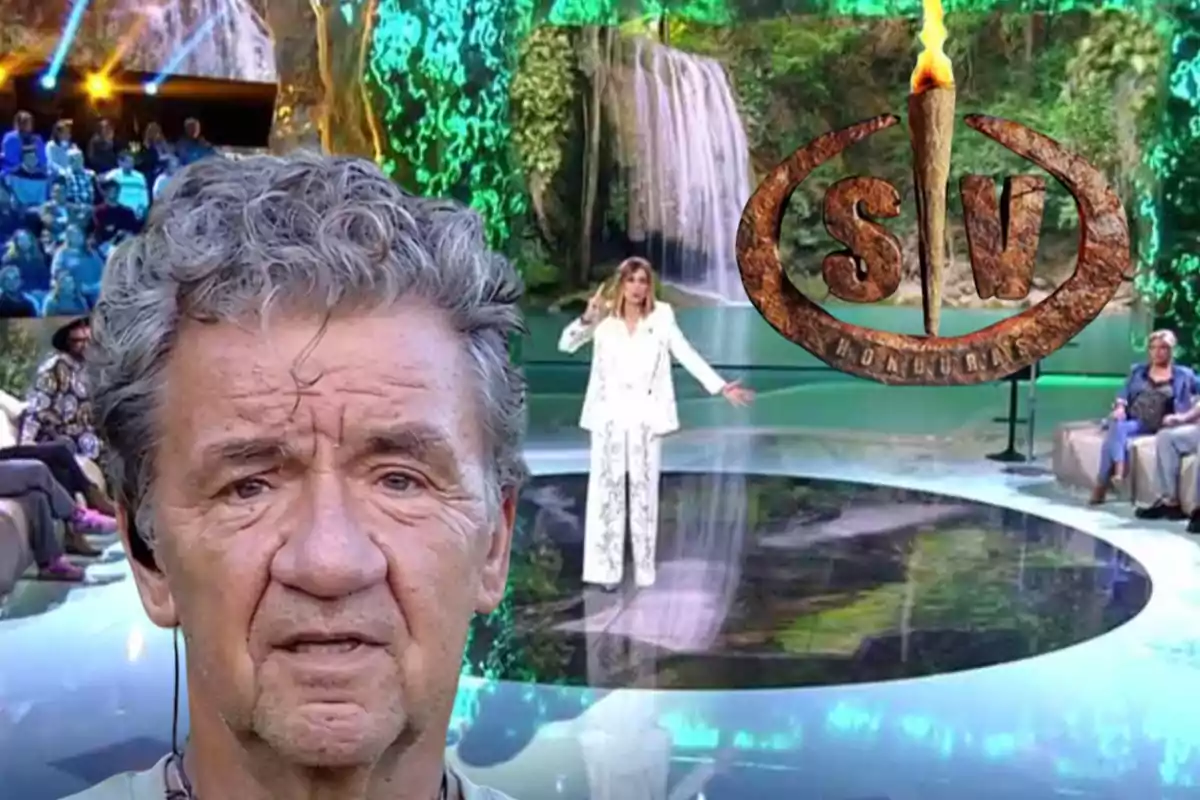 Un hombre mayor aparece en primer plano con un fondo de un escenario de televisión que tiene una cascada y un logotipo que dice "SV Honduras", mientras una mujer vestida de blanco está de pie en el centro del escenario rodeada de público.