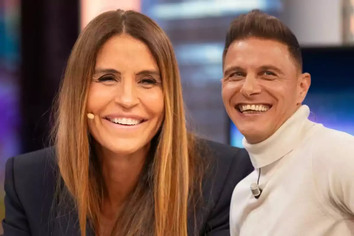 Dos personas sonriendo en un programa de televisión.